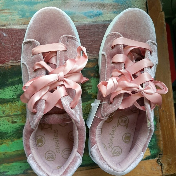 Stevie's charming pink shoes with beautiful laces - Picture 3 of 5